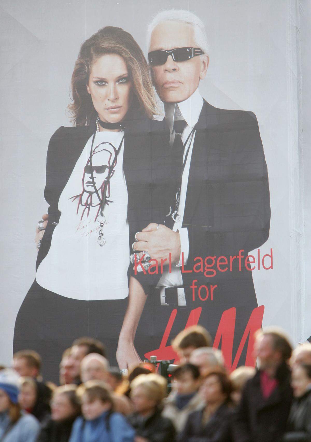 Karl Lagerfeld designte im Laufe seiner jahrzehntelangen Karriere Kapselkollektonen für unzählige Unternehmen. 2004 erregte er mit einer Kooperation mit der schwedischen Textilkette H&amp;M großes Aufsehen. Auch hier war er Vorreiter, mittlerweile haben unzählige Labels für den Fast-Fashion-Riesen designt, darunter auch Stella McCartney, Victor &amp; Rolf, Versace oder Marni.