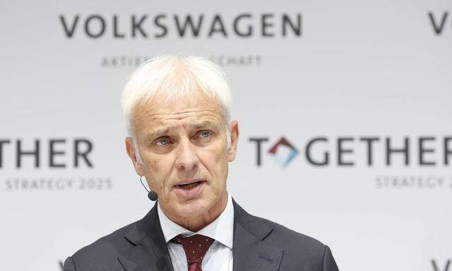 Wolfsburg Niedersachsen VW Volkswagen Vorstand stellt auf einer Pressekonferenz in der Autostadt in