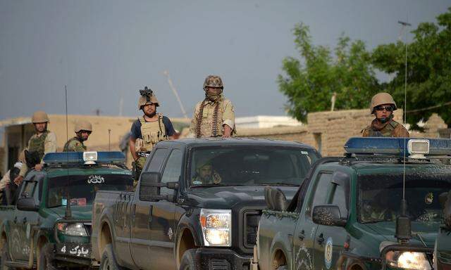 Afghanische- und US-Soldaten rücken auf den umkämpften Stützpunkt vor.