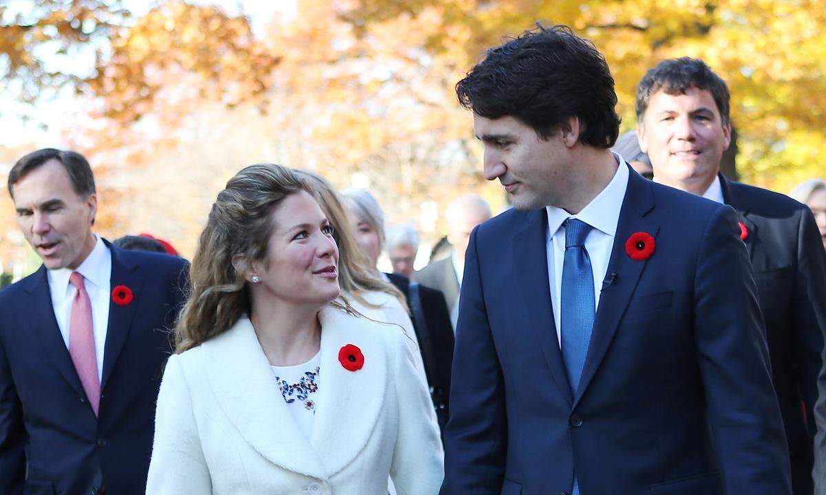 Noch ein Vorbild von Sebastian Kurz: Justin Trudeau hat mit seinem jugendlichen Auftreten in Kanada gerade zu einen Hype ausgelöst, der wegen Korruptionsvorwürfen und anderen Skandalen aber rasch abebbte. Trotzdem konnte er sich 2019 erneut in der Wahl durchsetzen. Trudeau übernahm das Amt des kanadischen Premierministers im Jahr 2015 im Alter von 43 Jahren.