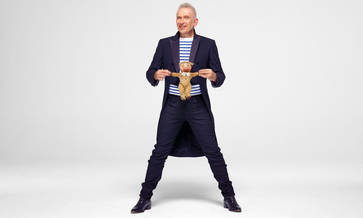 Muse. Gaultiers Teddybär Nana spielt in Revue und Leben eine Hauptrolle.