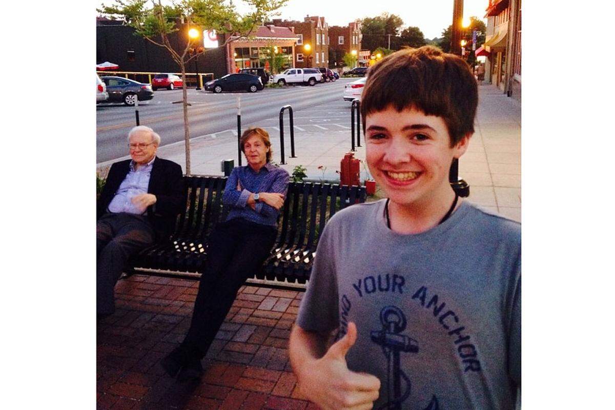 Auch nicht schlecht: dieses Kind schoss ein Selfie mit Paul McCartney und Warren Buffett.