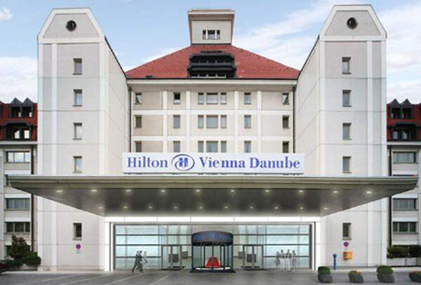 Das Hilton Vienna Danube an der Waterfront ist nach mehrmonatiger Renovierung wieder in Betrieb und steht unter dem Slogan "New Generation". Das noch bis November 2011 komplett renovierte Hotelbekommt ein neues Meeting & Congress Center, in dem in der neuen Grand Waterfront Hall bis zu 350 Personen und insgesamt in allen Räumlichkeiten 775 Personen gleichzeitig Platz finden werden.