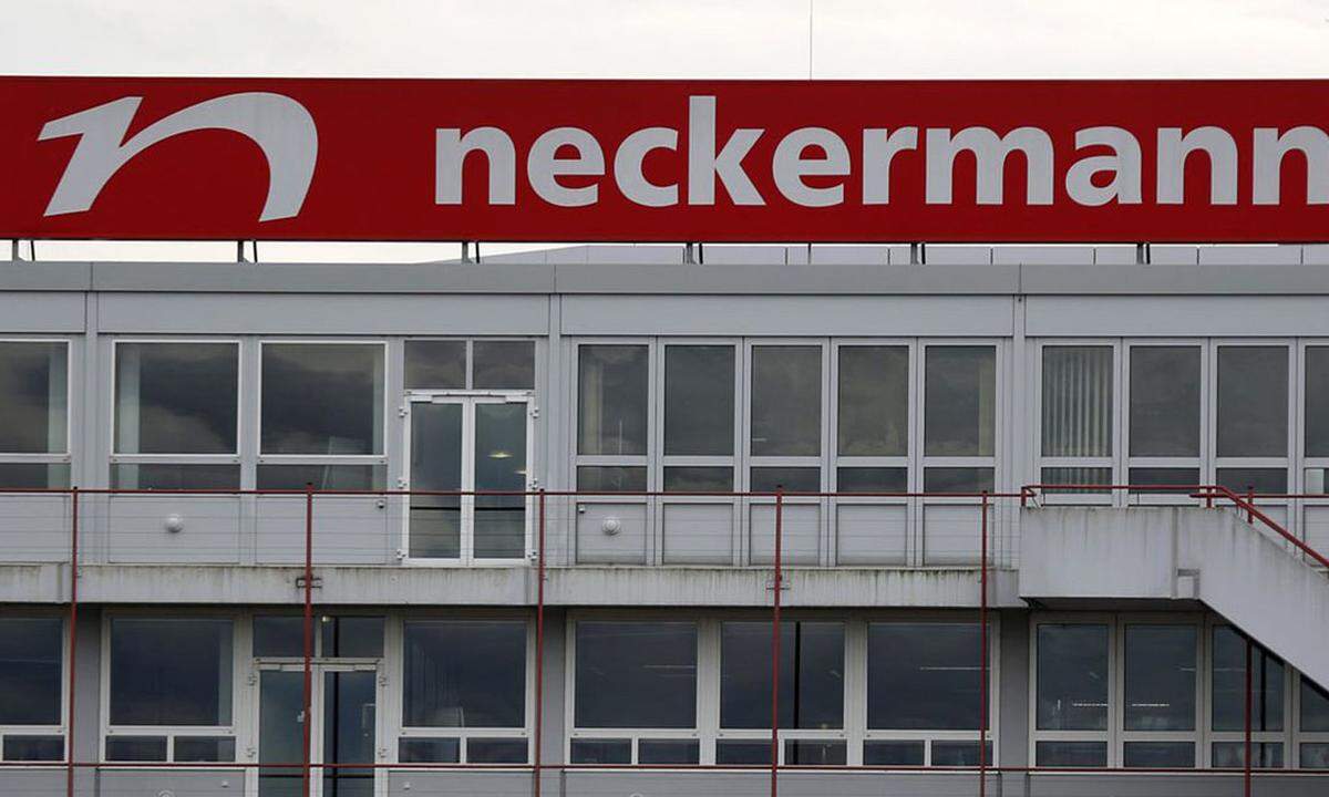 Zwei Jahre später meldete auch der Versandhändler Neckermann in Österreich Insolvenz an, 120 Beschäftigte mussten gehen. Auch Neckermann konnte dem Boom im Online-Handel nicht trotzen.