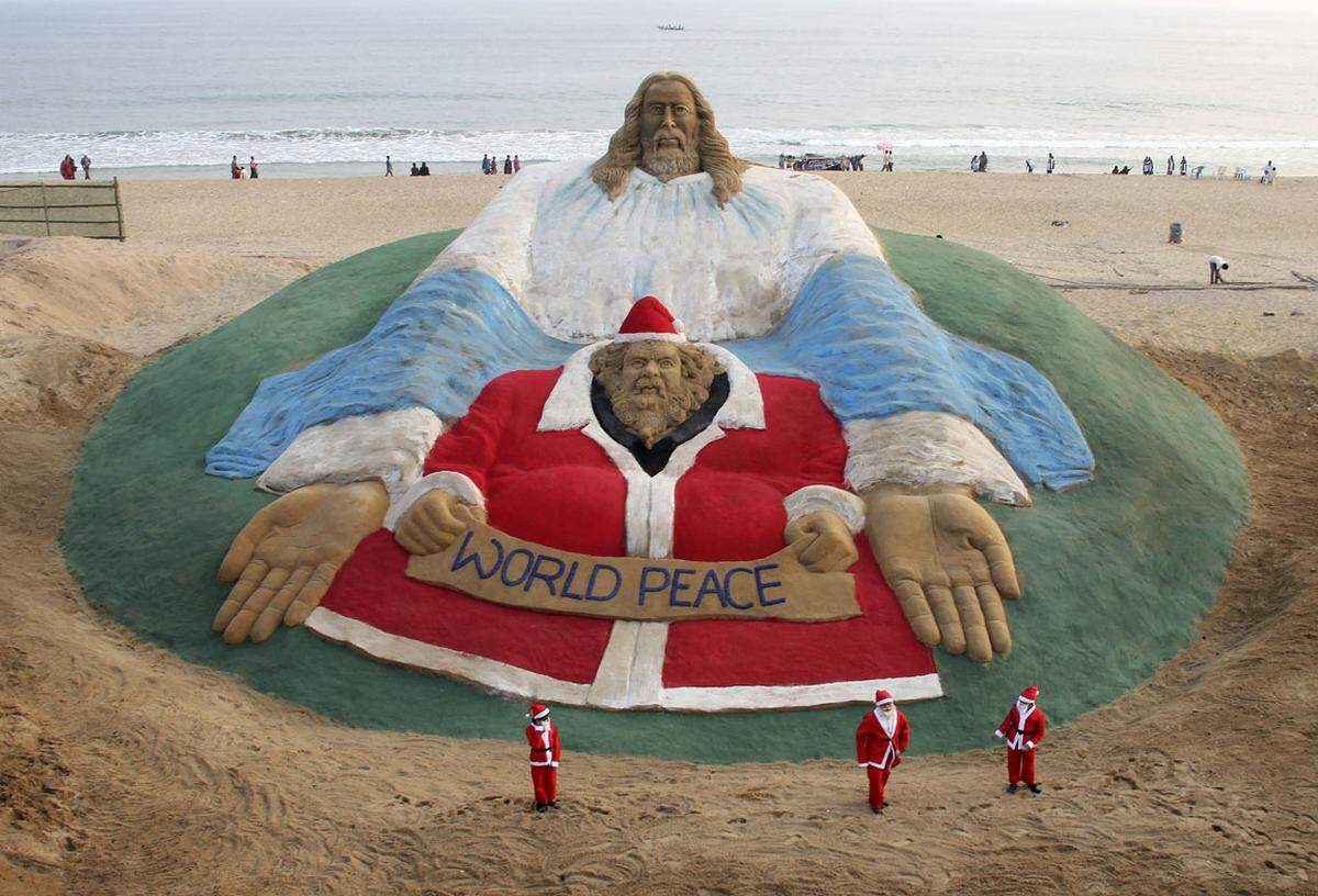 Eine Skulptur des indischen Künstlers Sudarshan Pattnaik am Strand von Puri.