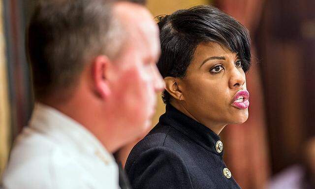 Die Bürgermeisterin von Baltimore, Stephanie Rawilngs-Blake (re.), vertraut die Polizei künftig Kevin Davis (li.) an.