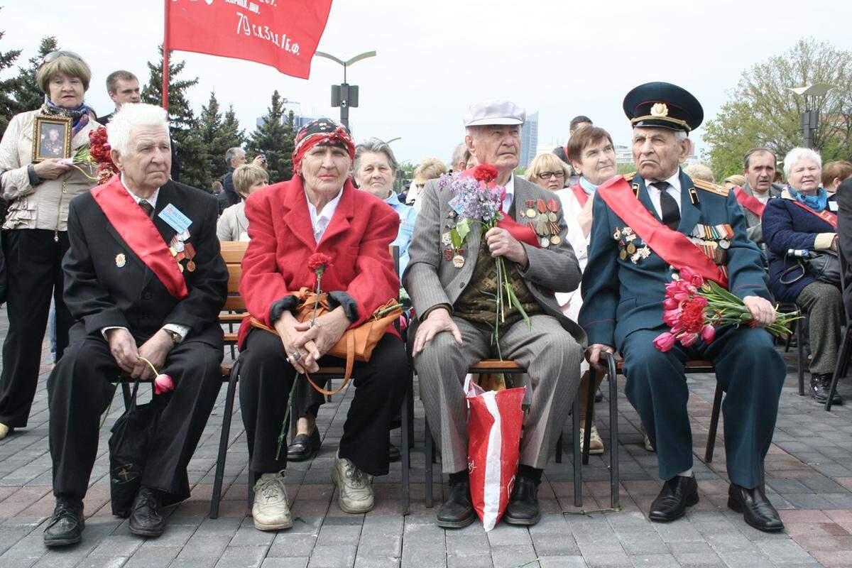 Veteranen des Zweiten Weltkriegs bei offiziellen Festivitäten zum "Tag des Sieges" in Donezk, Ukraine, am Freitag.