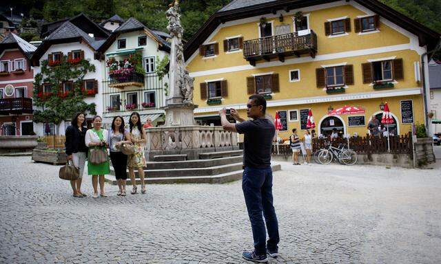 Einmal für die Kamera in Hallstatt posieren, das gehört für viele asiatische Touristen zu einem Österreich-Besuch dazu.