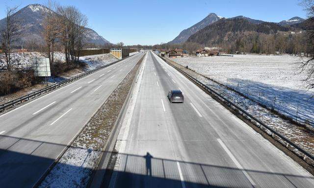 Bayern öffnet nun doch Schlupflöcher: So leer wie am Sonntag bei Kiefersfelden werden die Straßen nach Bayern nicht bleiben.