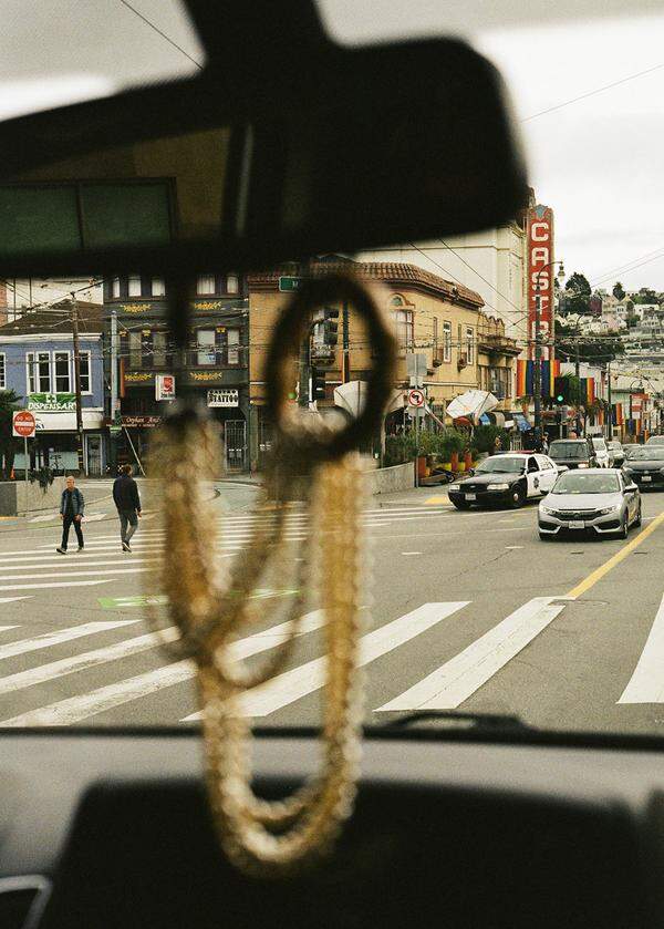 In Kalifornien und Nevada entstanden diese Fotos für eine Modestrecke im "Presse Schaufenster". Fahrt durch das Castro-Viertel in San Francisco mit einer Kette von Miu Miu.
