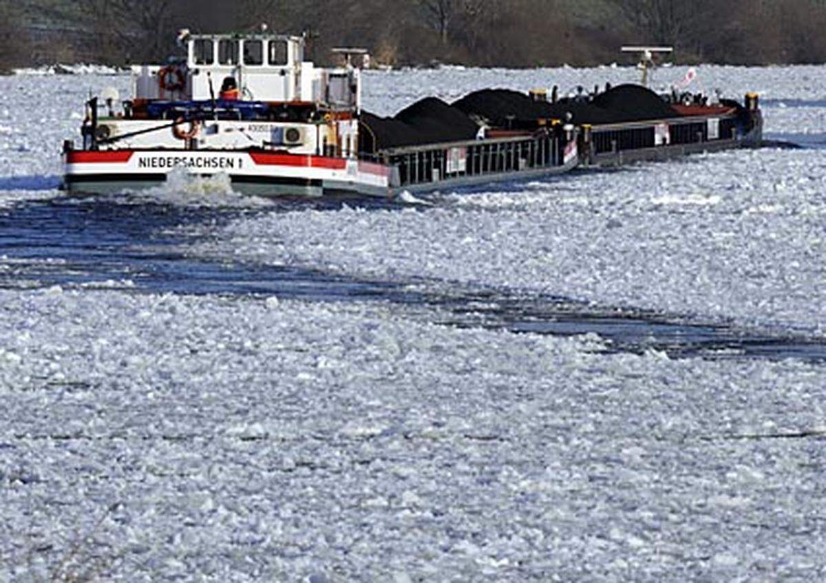 Die Elbe wurde oberhalb von Hamburg wegen einer dichten Decke aus Eisschollen für die Schifffahrt gesperrt. Wie die Wasser- und Schifffahrtsdirektion in Lauenburg mitteilte, sind oberhalb vom Wehr Geesthacht 90 Prozent des Flusses von einer dichten Decke aus Eisschollen bedeckt.