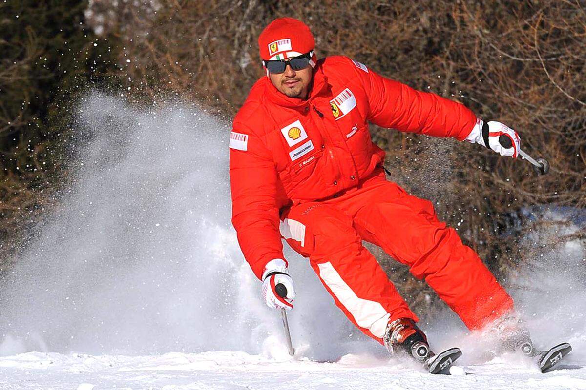 Hauptsache schnell: Felipe Massa - im Winter an seinem Ferrari-Overall zu erkennen - stürzt sich die Strecke in Madonna di Campiglio herunter.