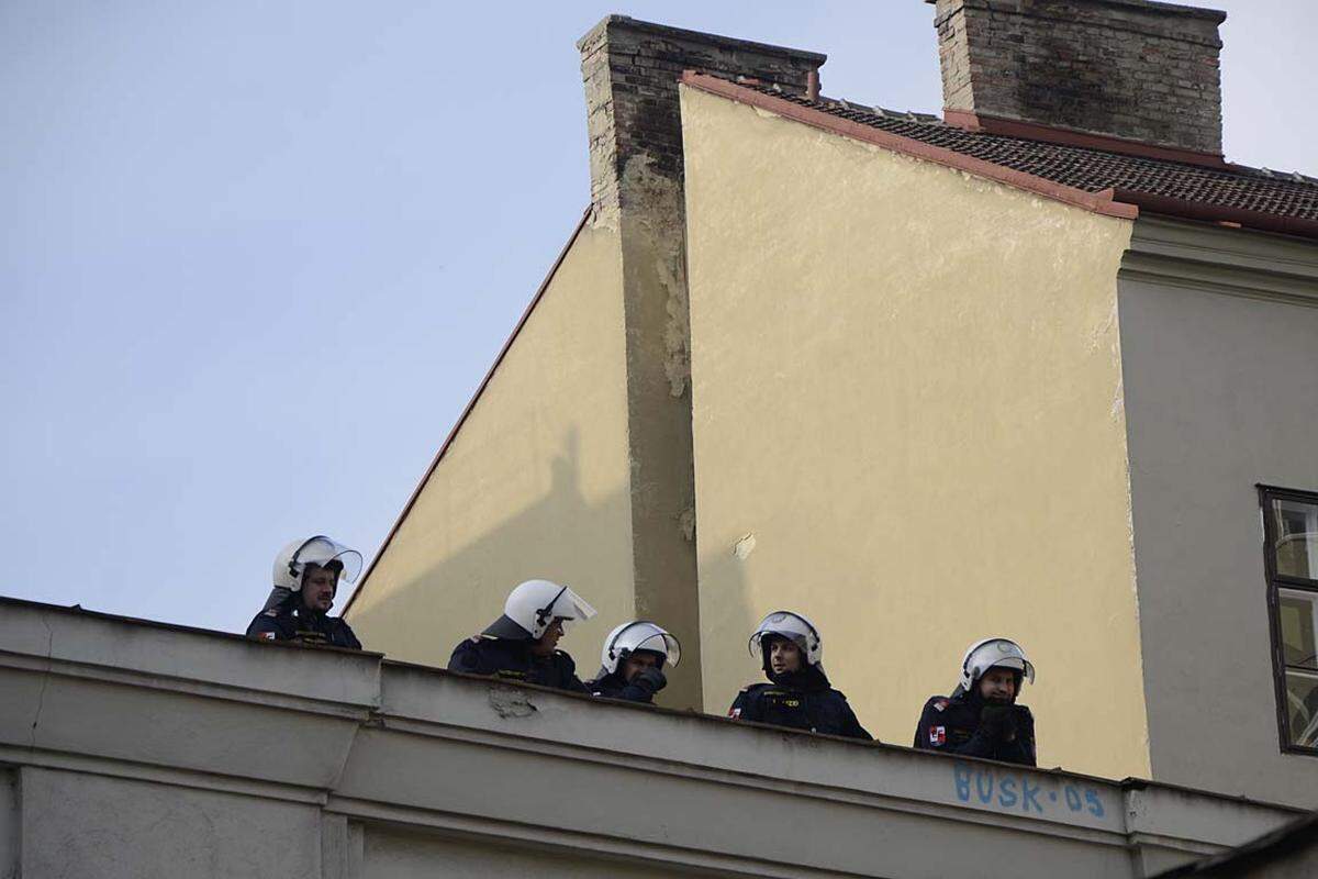 Weil niemand dieser Aufforderung Folge geleistet hat, haben die Polizisten die Türen eingetreten, berichten Augenzeugen.