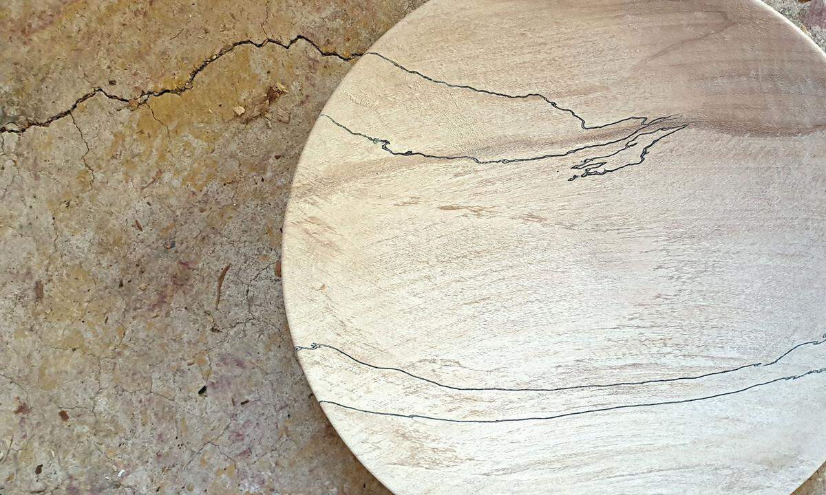 Natur. Aus „lokalem Grünholz" fertigt Luca Costantini in Wien Schalen. Das Holz sei meist frisch geschlägert und noch nass, beschreibt er sein Material. „Während der Trocknung verziehen sie sich weiter, mehr oder weniger dem Faserverlauf entsprechend." Schalen ab 150 Euro auf lucacostantini.eu