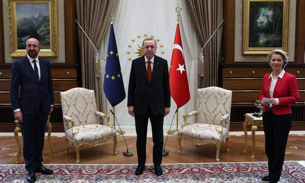 Zwei Herren, eine Dame, zwei Sitzgelegenheiten: im April 2021 trafen Charles Michel und Ursula von der Leyen in Ankara mit dem türkischen Präsidenten Recep Tayyip Erdogan zusammen.