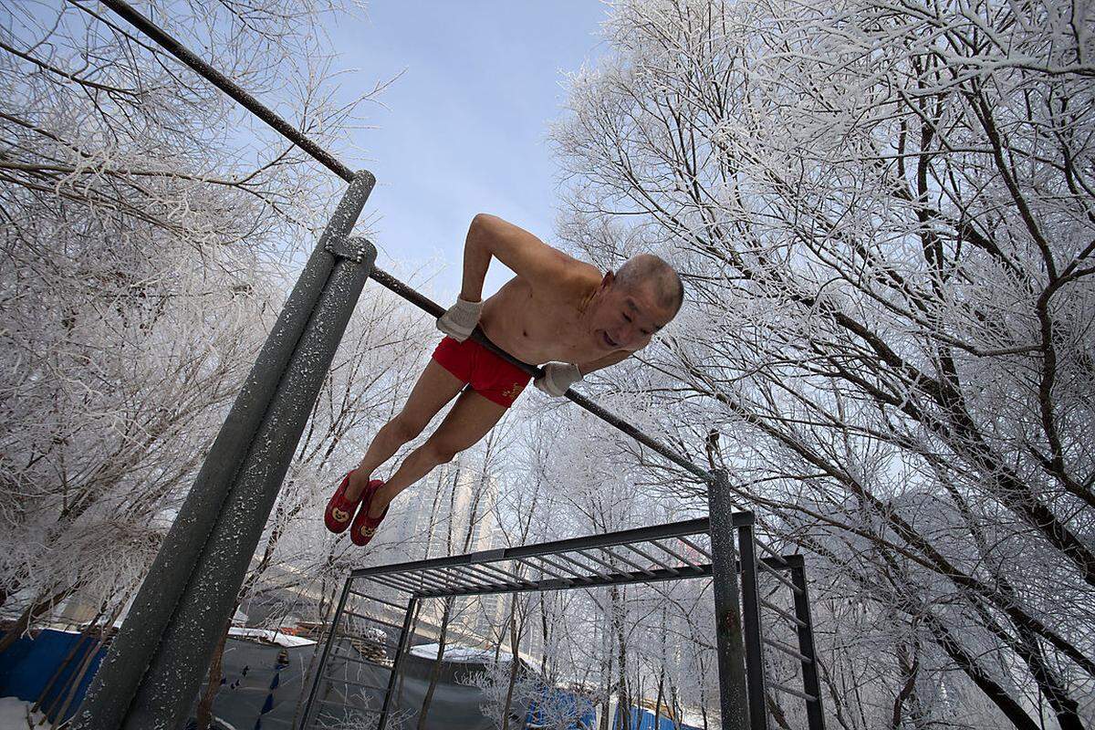 Wer bei eisigen Temperaturen nicht gerne draußen sportelt, muss aber trotzdem nicht auf Bewegung im Winter verzichten. Es gibt viele Möglichkeiten, sich auch drinnen auszupowern - an Indoor-Sporttrends fehlt es in dieser Wintersaison jedenfalls nicht.Text: sule