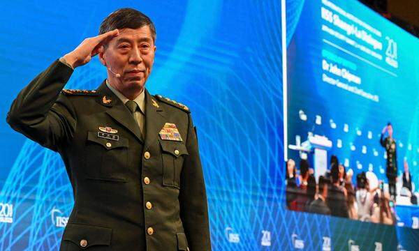 Chinas neuer Verteidigungsminister, Li Shangfu, salutierte vor dem Publikum beim Sicherheitsgipfel in Singapur zackig und stellte den USA alsbald die Rute ins Fenster. 