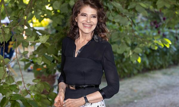 „Warum sollte man denn nicht auch eine Frau attraktiv finden, die älter ist? Früher war das längst nicht so unüblich wie heute. Schauen Sie nur auf die Literaturgeschichte“, meint die französische Schauspielerin Fanny Ardant.