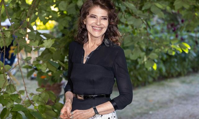 „Warum sollte man denn nicht auch eine Frau attraktiv finden, die älter ist? Früher war das längst nicht so unüblich wie heute. Schauen Sie nur auf die Literaturgeschichte“, meint die französische Schauspielerin Fanny Ardant.