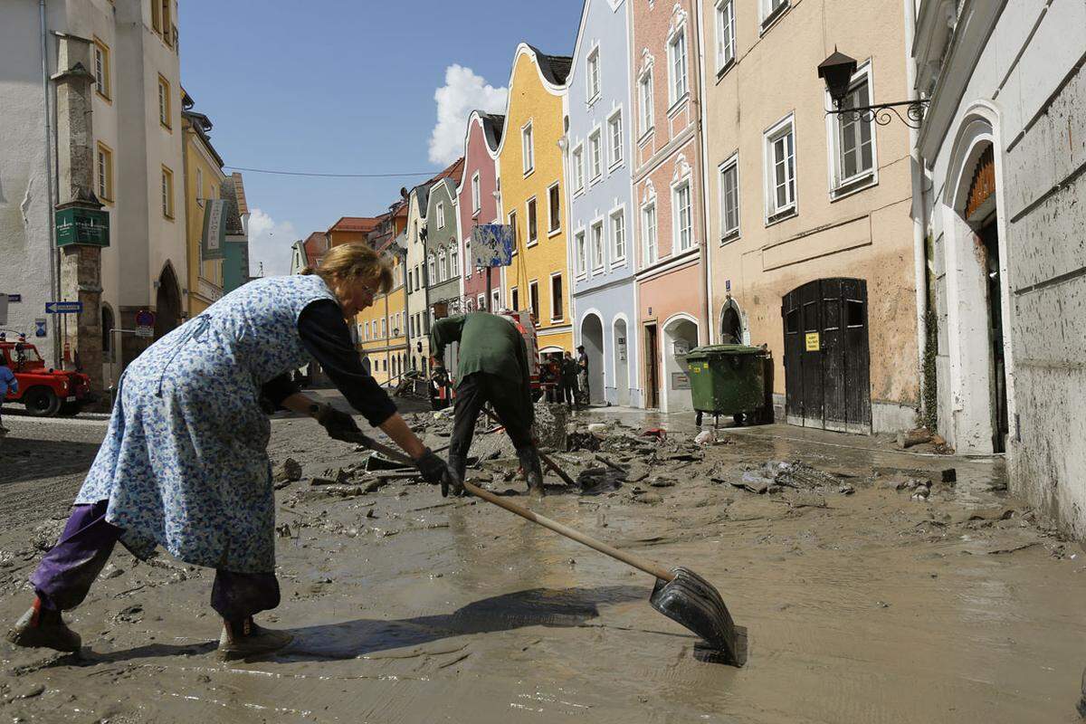 In Schärding liefen am Mittwoch die Aufräumarbeiten nach dem Hochwasser auf Hochtouren. Der Pegel habe beinahe wieder den Normalstand erreicht, teilte Michael Hutterer von der Feuerwehr Schärding mit.