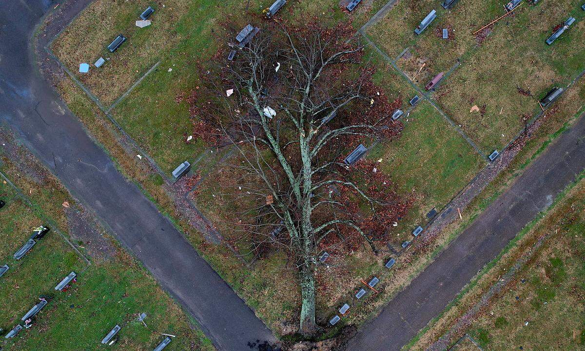 17. Dezember. Am 10. Dezember suchen zahlreiche Tornados den sogenannten Mittleren Westen der USA heim, mehr als 70 Menschen kommen ums Leben. Auf diesem, von einer Drohne aufgenommenen Bild ist ein umgestürzter Baum auf einem Friedhof in Mayfield, Kentucky, zu sehen.    