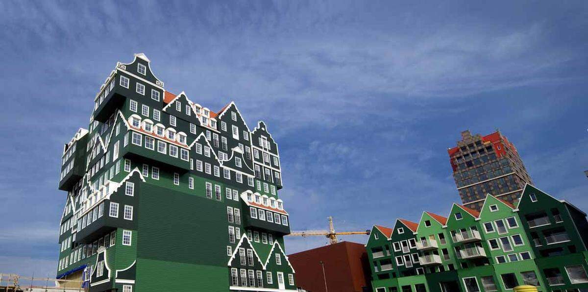 Das Hotel im Norden von Amsterdam sieht aus, als wäre es aus 70 traditionellen Zaanse-Häuser zusammengebaut worden.