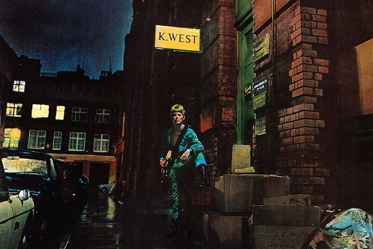"Ziggy Stardust" - die Titelnummer seines fünften Albums - -  war einer seiner ikonografischen Kunstfiguren. Bowie, nunmehr rothaarig und mit extravagantem Outfit, trat fortan mit The Spiders from Mars auf. 