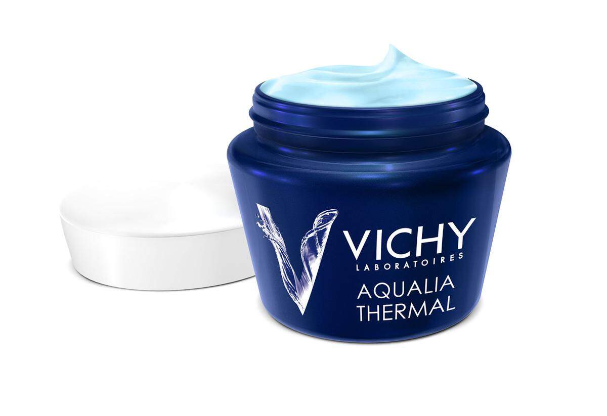 12 Stunden lang soll Vichy Aqualia Thermal Spa Night Feuchtigkeit an die Haut abgeben. Dick aufgetragen fungiert die Creme über Nacht als kühlende Maske für Gesicht und Dekolleté. Erhältlich etwa in Apotheken um 26 Euro/75 ml.