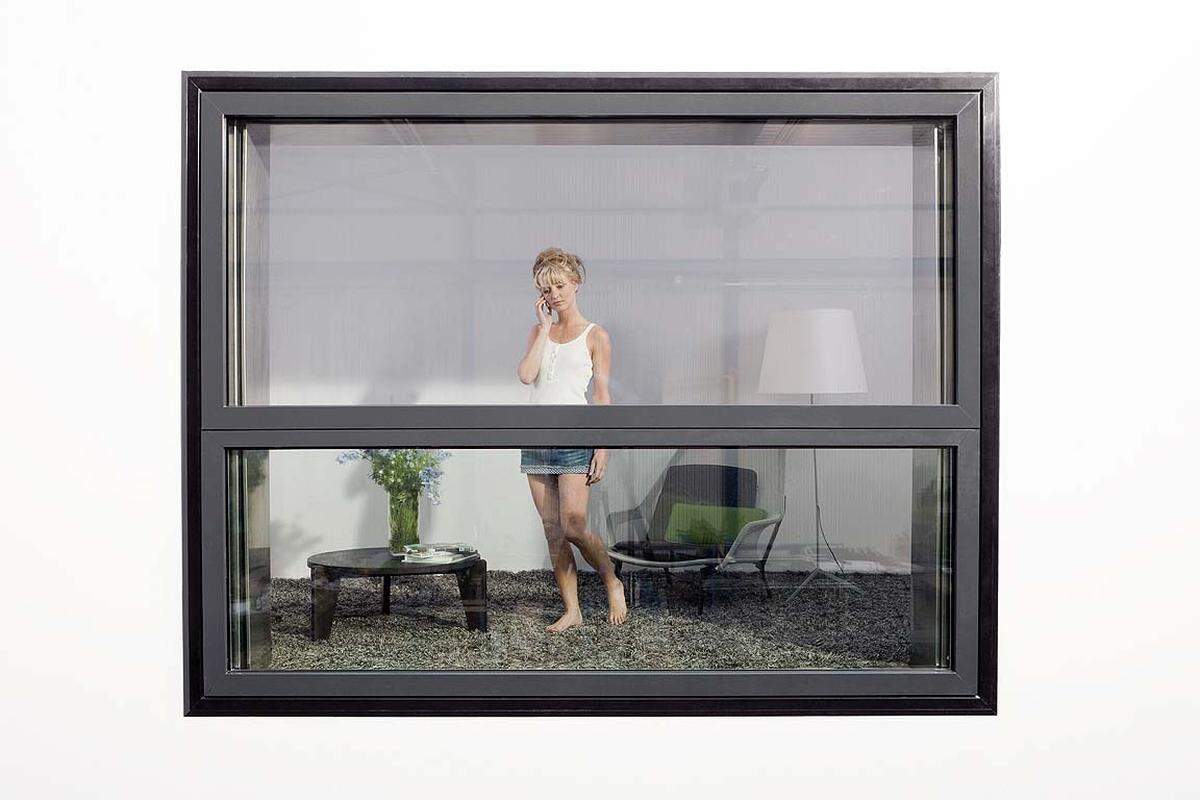 Sieht aus wie ein Fenster, kann aber mehr. In 15 Sekunden lässt sich diese Glasfläche zum Balkon ausfalten.