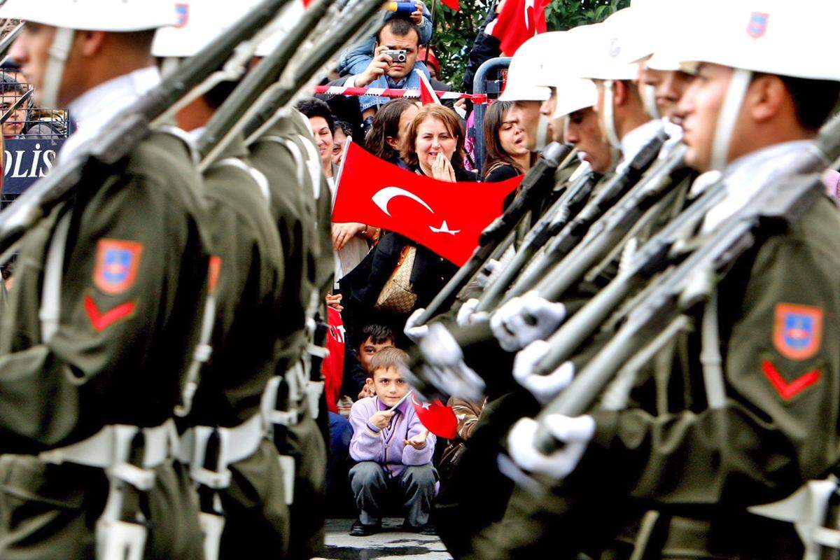 Als Reaktion verhängte die Türkei am 19. Juli 1987 den Ausnahmezustand über 13 kurdische Provinzen. Dieser blieb in einigen Regionen bis zum Jahr 2002 aufrecht. 1989 kam es in dem türkischen Dorf Ikiyaka zu einem von der PKK verübten Massaker an 28 Dorfbewohnern, die meisten davon waren Frauen und Kinder. Daraufhin verstärkte die Türkei ihren Kampf gegen die PKK massiv.