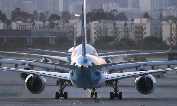 Airbus ist wohl Profiteur der Boeing-Krise. Im Bild eine Boeing 787-9 Dreamliner und ein Airbus A380-841 auf dem Los Angeles International Airport.