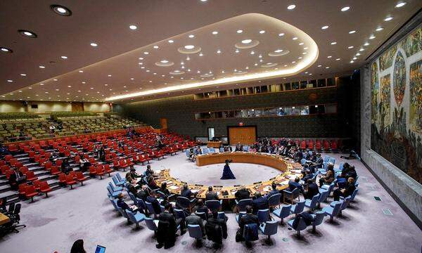 Die 15 Mitglieder des UN-Sicherheitsrats am Hufeisentisch der Mächtigen.
