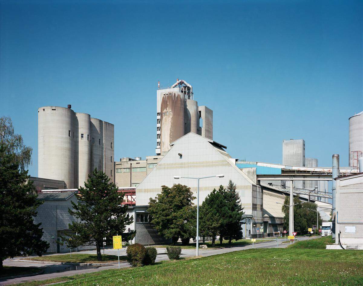 Von Karl Schwanzer, Architekt der Nachkriegszeit, stammt der Entwurf für das 1970 im Norden von Mannersdorf errichtete Zementwerk von Lafarge Permooser, das größte in Österreich.