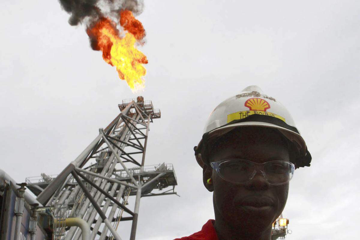 Nigeria verfügt über Ölreserven von 37,2 Milliarden Barrel (ein Barrel entspricht 159 Litern). Die Förderung und der Transport des Öls führt zu schwersten Umweltschäden. So durchqueren 6000 Kilometer Pipeline das Nigerdelta, ein großer Teil davon ist leck. Shell fördert 40 Prozent des Öls. Quelle: Statistical Review of World Energy