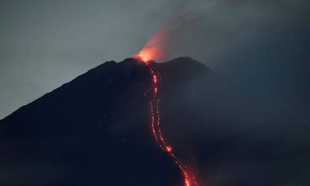 Glühende Lava floss bis zu 800 Meter weit vom Kraterrand, teilte der Nationale Katastrophenschutz mit.
