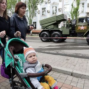 Archivbild vom "Tag des Sieges" 2016 in der von Russland seit 2014 okkupierten ostukrainischen Stadt Donezk.