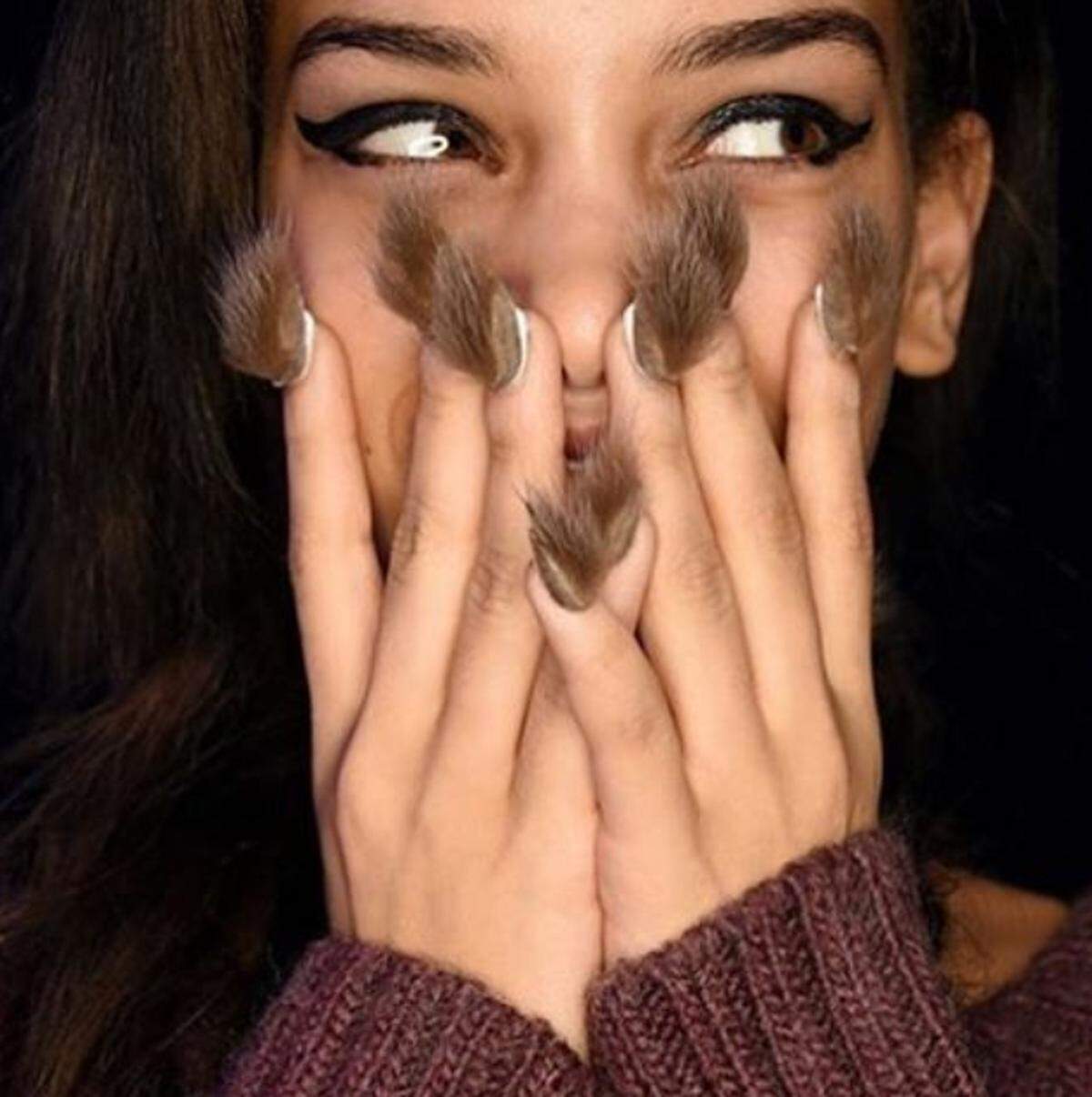 Viele Beauty-Trends der etwas anderen Art hat das Jahr 2016 zu bieten: In Sachen Nail Art waren "Fur Nails" in aller Munde. Die haarigen Nägel waren etwa bei Libertine auf den Laufstegen zu sehen.