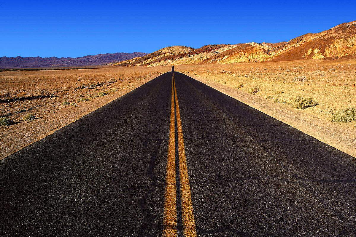 Der Death Valley National Park liegt in der Mojave-Wüste östlich der Sierra Nevada. Die Hauptstraße, die durch den Death Valley National Park von Ost nach West verläuft, ist der California Highway 190.
