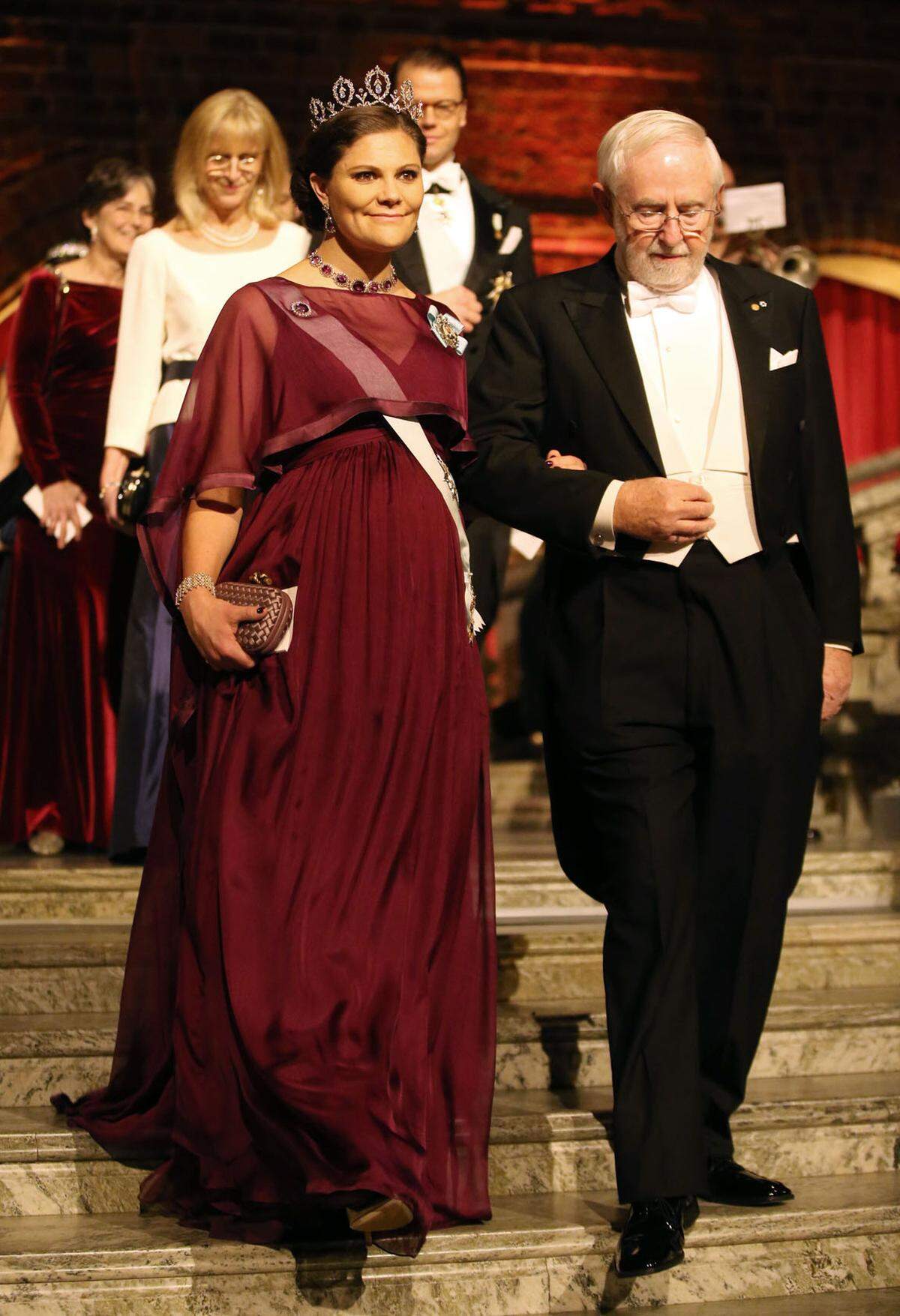 Kronprinzessin Victoria begleitete den kanadischen Physiker Arthur B. McDonald und diesjährigem Nobelpreis-Gewinner.