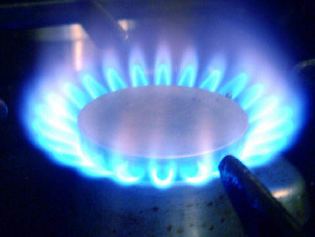 Auf einem Gasbrenner wird der chemisch und physikalisch Ungebildete gewarnt: "Achtung: Flammen können Feuer verursachen".