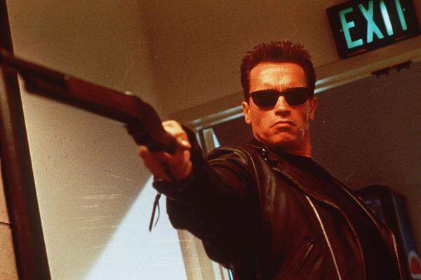 Unterschieden sich Ende der Sechziger die zukünftigen Erdbewohner noch durch ein Mehr an Körperhaar, ging es in den coolen Achtzigern weitaus metallischer zu: Roboter übernehmen in der "Terminator" ab 1984 bekanntlich irgendwann in der näheren Zukunft die Herrschaft. Wobei Oberterminierer Arnold Schwarzenegger ja weniger metallisch denn hölzern daherkommt. Besser gepasst als in "Terminator" hat der anglosteirische Akzent aber nie. Eine Äktschn-Legende und der Spruch mit dem "back" war auch cool.