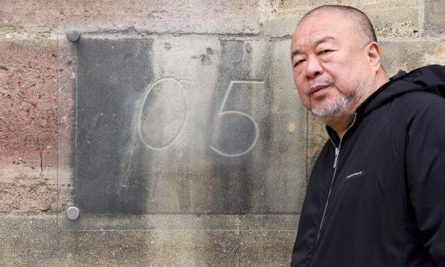 Ai Weiwei vor dem Symbol der österreichischen  Widerstandsbewegung an der Mauer des Wiener Stephansdoms. Ein Foto dieser Serie bildet das Cover der "Presse am Sonntag".