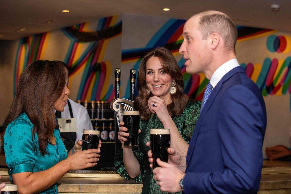 Am Abend zeigten sich die Royals bei dem Besuch in der Guinness-Brauerei ganz volksnah.