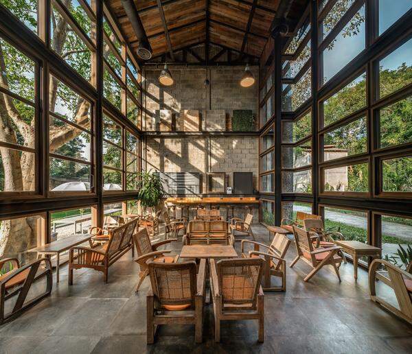 Das „Café Rong Bom“ befindet sich zwischen zwei Museen in Chiang Mai, Thailand. Designed von Kaomai Estate 1955‘s Architects. 