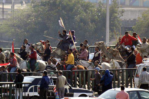 Die Mubarak-Anhänger zogen mit Motorrädern und auf Kamelen auf den Platz, auf dem die Regimegegner demonstrierten.
