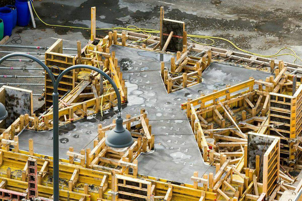 Bauarbeiten im August: Das X-förmige Denkmal ist bereits zu erkennen.