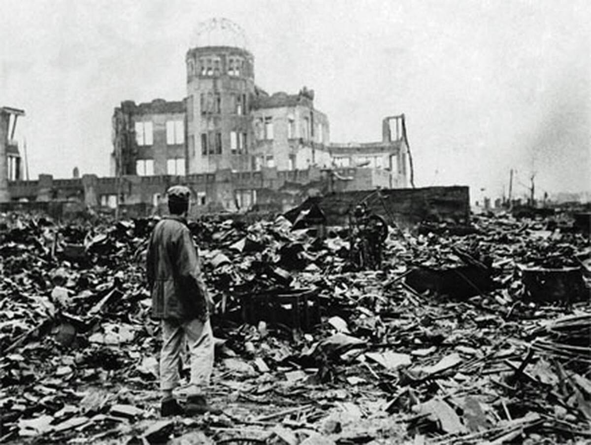 1942 hatten die USA ein eigenes geheimes Atomwaffenprogramm gestartet, in dem sie ihre Atomwaffen konstruierten. Am 16. Juli 1945 testeten sie dann das erste mal eine Atombombe in der Wüste von New Mexiko ("Trinity-Test"). Und nur drei Wochen später kam die neue Waffe in Hiroshima zum Einsatz. Die "Little Boy" wog mehr als vier Tonnen, war 3,20 Meter lang und hatte eine Sprengkraft von 12.500 Tonnen konventionellem Sprengstoff.