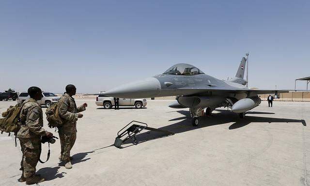 Archivbild: US-Soldaten vor einem F-16-Kampfjet in der Militärbasis in Balad im Irak.