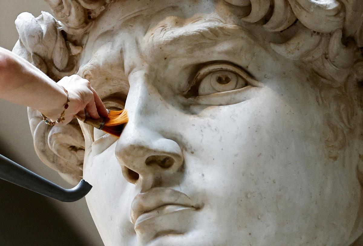 26. September. Die Statue des David in der Galleria dell'Accademia, in Florenz, wird abgestaubt.     