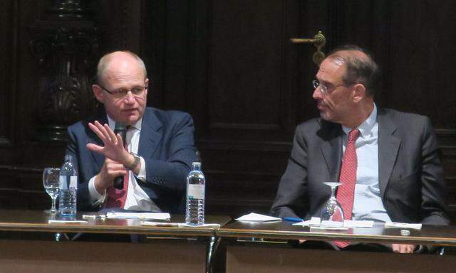 Vizerektor Heinz Faßmann (r.) und der Experte David Bogle erläutern bei der Kick-off-Veranstaltung an der Universität Wien das Konzept der Doctoral Schools.